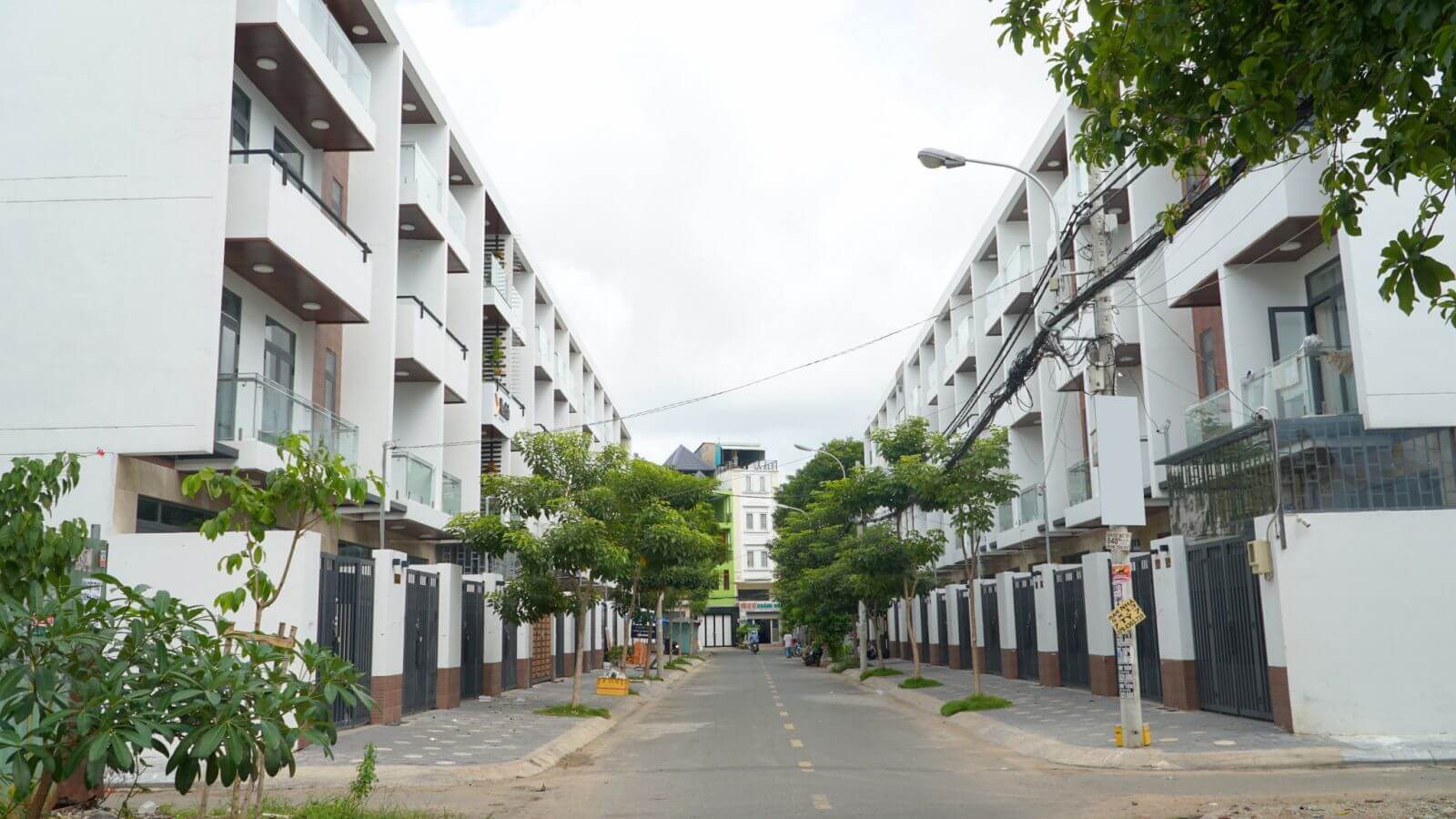 Bán nhà mới 3 lầu mặt tiền khu Tên Lửa quận Bình Tân giá 10,2 tỷ