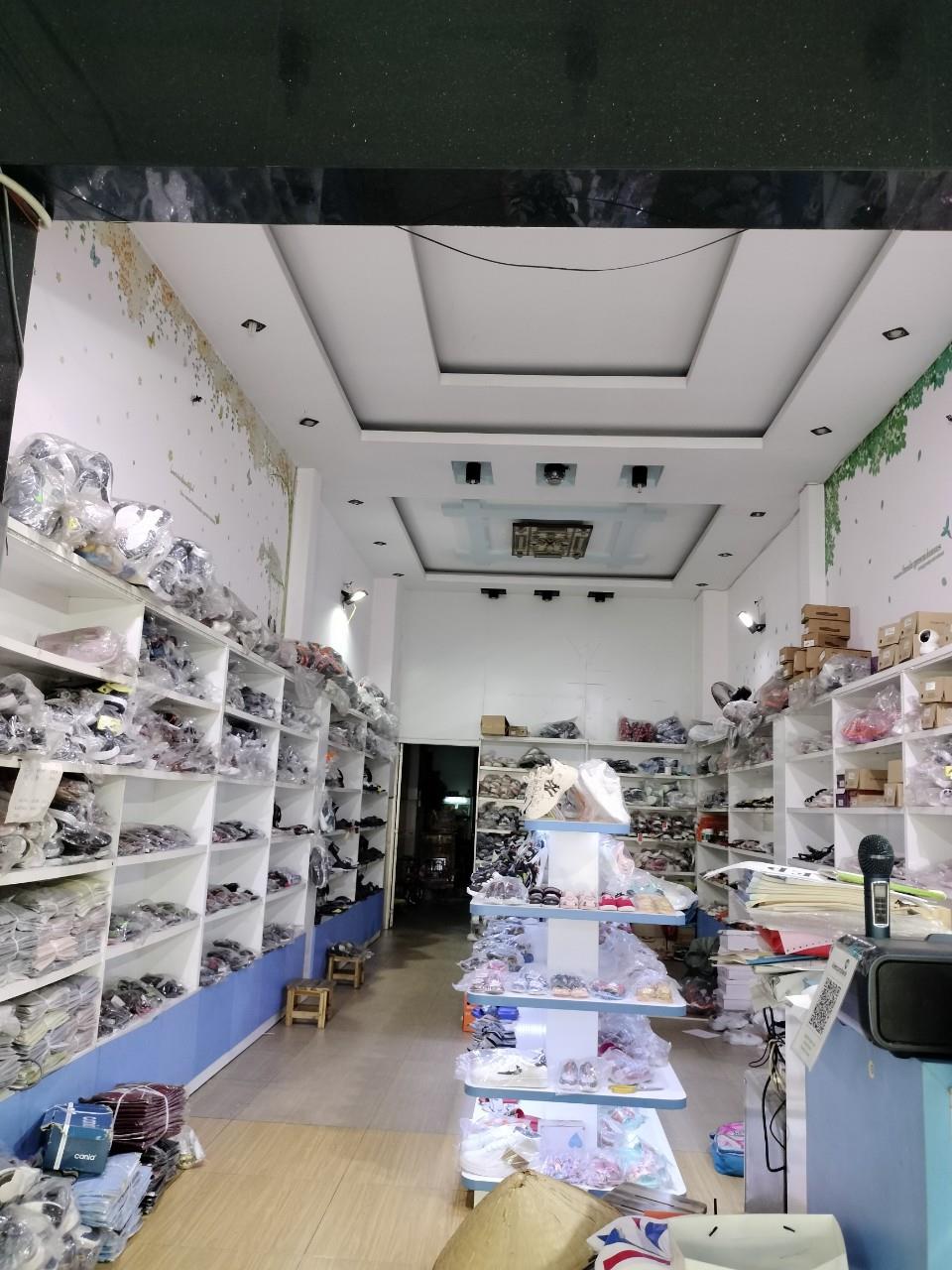 Cần Sang Nhượng gấp cửa hàng giày dép Biti's vị trí đẹp góc ngã tư tại quận Tân Phú, TPHCM