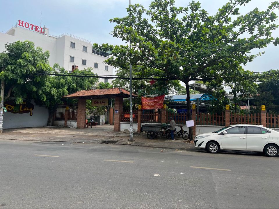 Cho thuê nhà nguyên căn mặt tiền đường Trần Thái Tông, phường 15, quận Tân Bình.