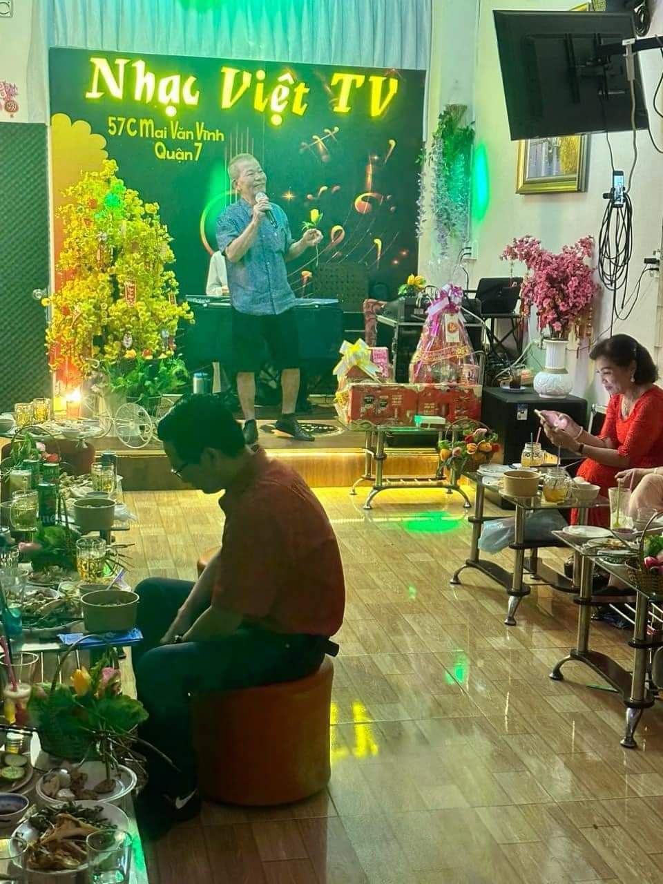 Sang quán Cà phê hát với nhau – Cà Phê Nhạc Việt TV đường Mai Văn Vĩnh Quận 7. Tel : 0939134907  – 0906318547 ( Chính chủ )